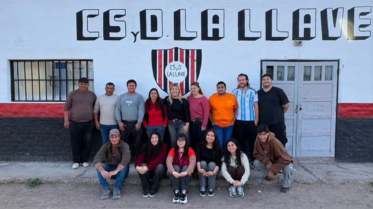 El grupo también acompaña a personas en situación de calle con alimentos, ropa y asistencia.