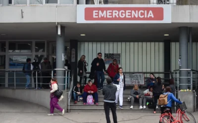 Cobro de atención médica a extranjeros no residentes: el Gobierno reglamentó la medida y abrió un nuevo debate