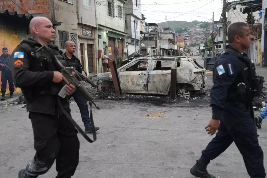 Blindados del BOPE avanzan entre barricadas y autos incendiados en las favelas de Río. Blindados del BOPE avanzan entre barricadas y autos incendiados en las favelas de Río.