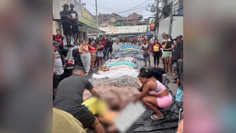Vecinos alinean cuerpos en la favela Penha mientras que la cifra de muertos sigue en aumento. Vecinos alinean cuerpos en la favela Penha mientras que la cifra de muertos sigue en aumento.