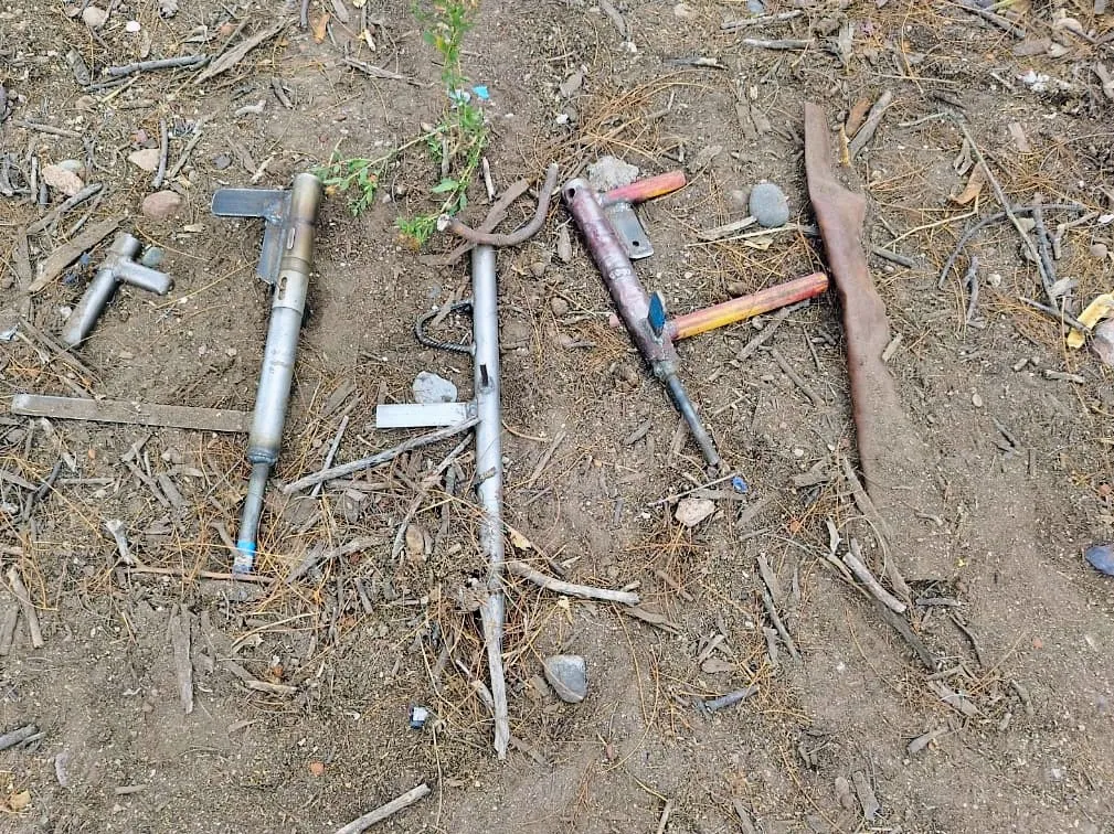 Las cuatro armas de fabricación casera fueron encontradas semienterradas en un descampado de San Rafael.