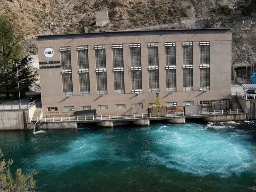 La venta de HINISA abrió un fuerte debate político sobre la soberanía energética de Mendoza.