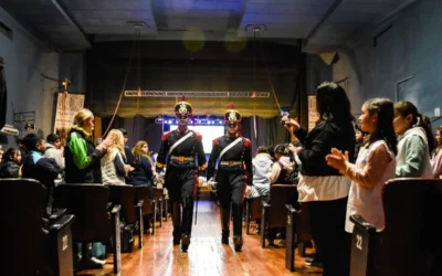 Cientos de estudiantes participaron de un homenaje a San Martín junto a los Granaderos