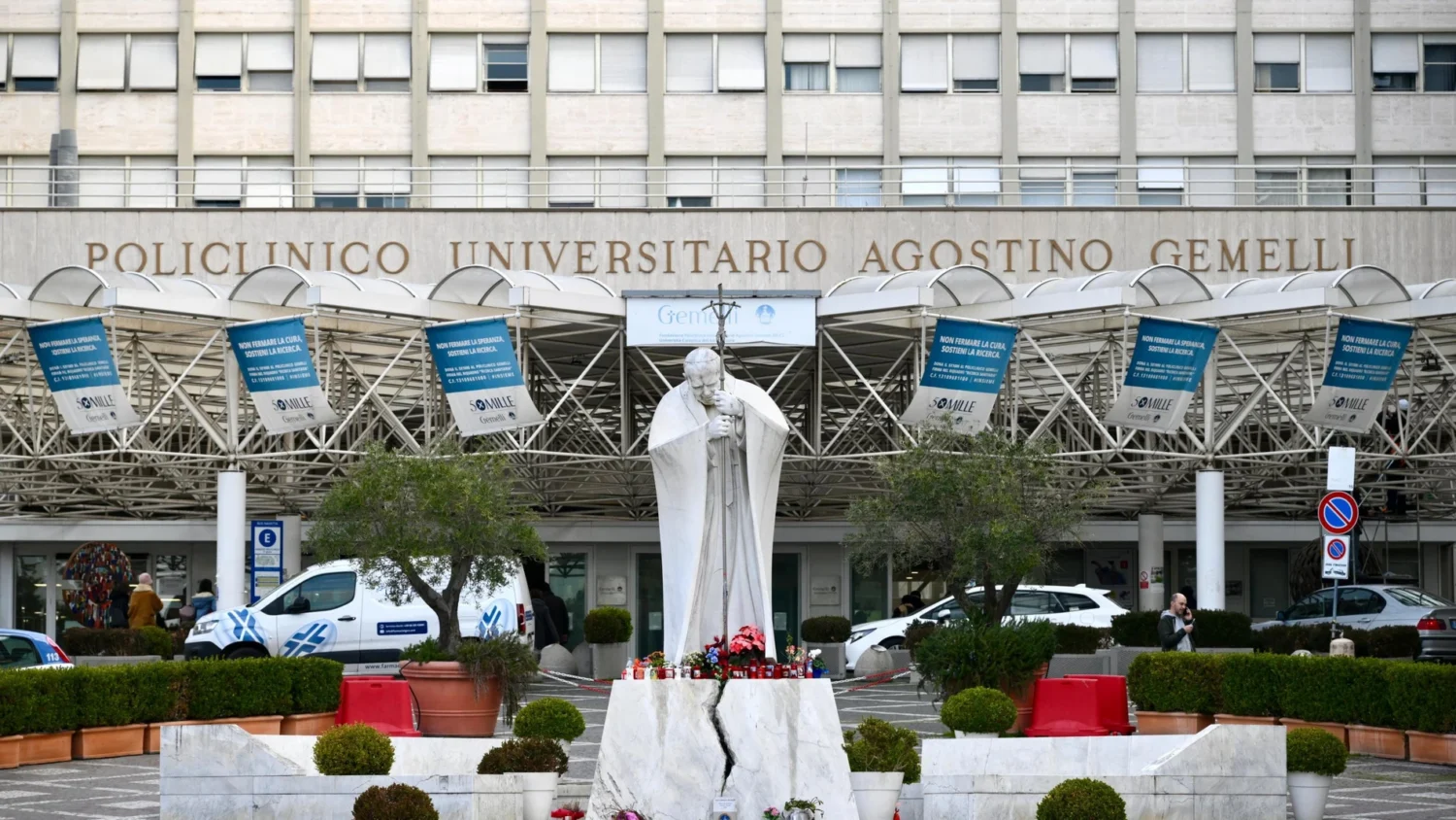 El cambio de estación y la presencia de distintos alérgenos pueden intensificar los síntomas respiratorios. El médico otorrinolaringólogo Martín Sosa explicó en LV18 cuáles son los factores que desencadenan las alergias y cómo prevenir las molestias. Por qué aumentan las alergias en primavera La floración y la presencia de pólenes afectan a las personas alérgicas durante esta época del año. Según explicó Sosa, la vegetación de la zona, incluidos los plátanos y los olivos, puede favorecer la aparición de síntomas respiratorios. “Llegó la primavera, y con eso también acarrea el tema de las alergias, por la floración, por los pólenes”, señaló el especialista, quien también destacó la influencia de los alérgenos presentes en el ambiente. La predisposición genética y los síntomas Sosa explicó que existe una predisposición familiar a desarrollar alergias. “Si nuestro papá, nuestra mamá ha sido alérgica, es muy posible que nosotros también tengamos algún tipo de alergia”, indicó. Además, señaló que interviene el sistema inmunológico, cuya respuesta frente a determinados alérgenos puede provocar síntomas molestos. La zona donde vivimos y los factores ambientales también influyen en su aparición. Cómo prevenir las alergias y evitar la automedicación El especialista advirtió sobre el uso de medicamentos sin indicación médica, especialmente de los aerosoles nasales descongestivos. Explicó que utilizarlos de manera permanente puede generar dependencia, por lo que recomendó consultar a un profesional. Para prevenir las molestias, Sosa aconsejó mantener una buena alimentación, descansar adecuadamente, ventilar los ambientes y limpiar las superficies con paños húmedos para evitar levantar polvo. Estas medidas pueden ayudar a reducir la exposición a determinados alérgenos durante la primavera.