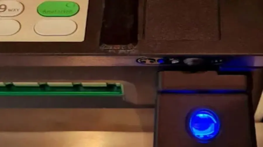 El cajero no reconoció su huella y la estafaron