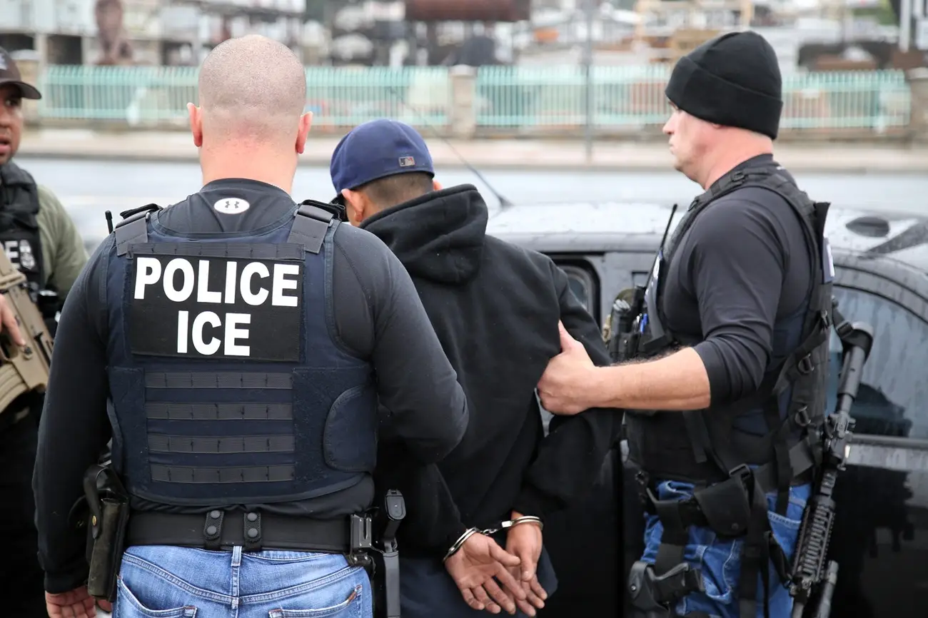 La medida fue comparada por críticos con políticas migratorias aplicadas en Estados Unidos. La medida fue comparada por críticos con políticas migratorias aplicadas en Estados Unidos.