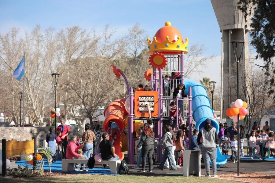 Chicos y familias de Villa Atuel ya disfrutan el nuevo parque infantil