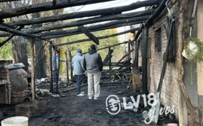 Incendio en Rama Caída: una pareja de adultos mayores perdió todo tras el fuego que destruyó su vivienda