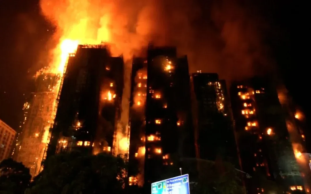 Incendio feroz en Hong Kong: al menos 55 muertos y casi 300 desaparecidos