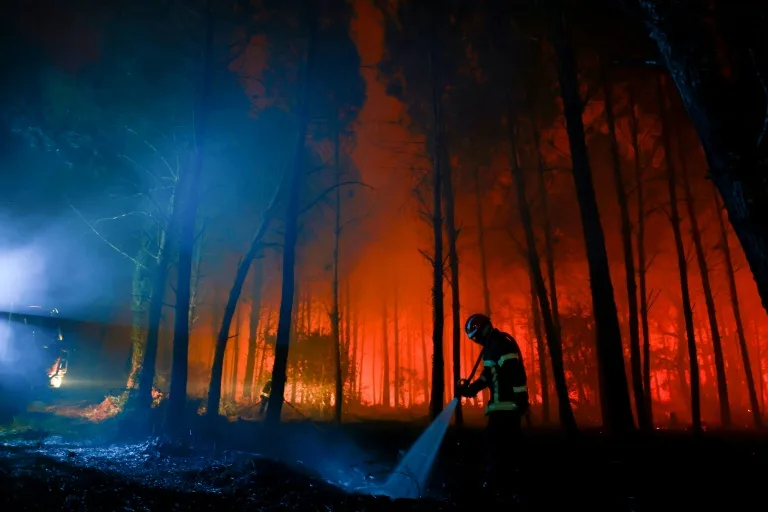 Unos 300 bomberos trabajan para controlar el fuego.