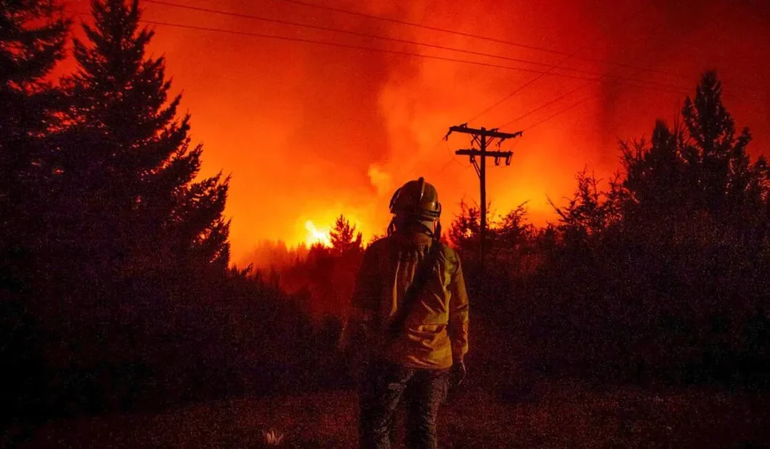 Incendios en la Patagonia: el fuego rodea Cholila, ya quemó más de 40 mil hectáreas y deja al pueblo sin agua