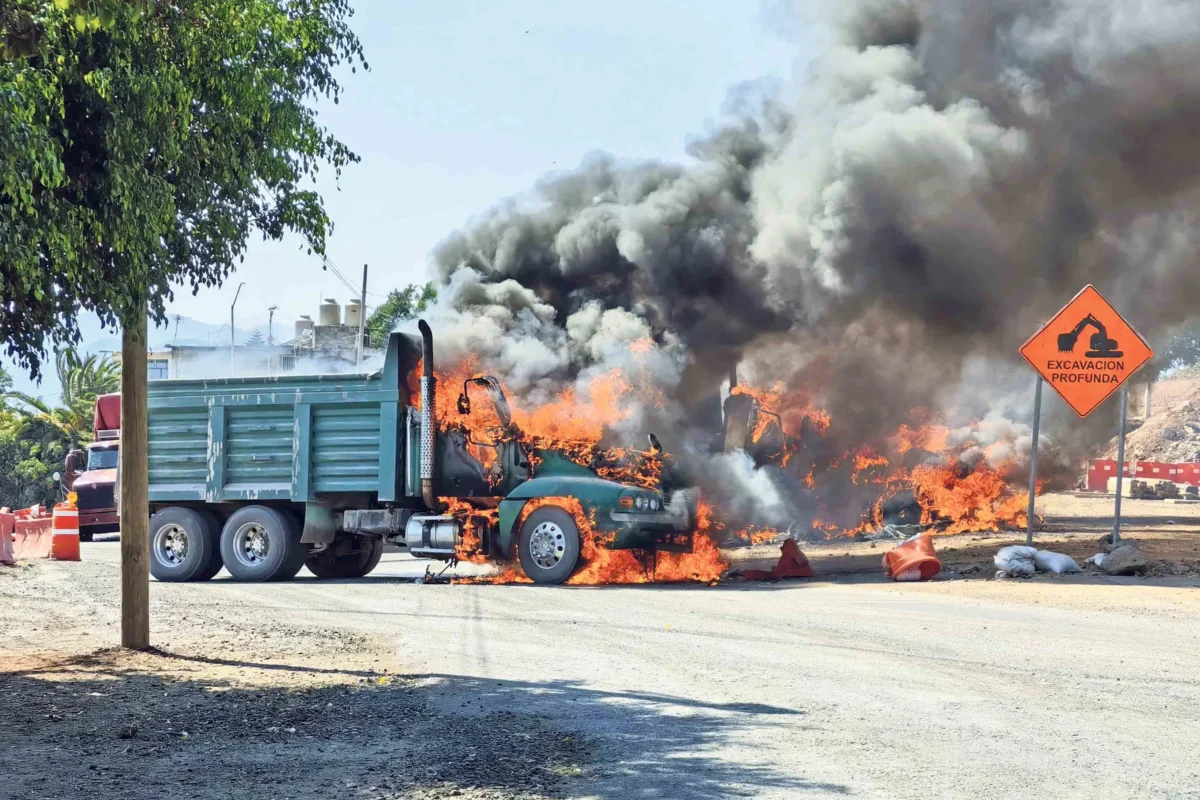 Vehículos incendiados bloquean una carretera en respuesta al operativo. Terror en México:: vehículos incendiados bloquean una carretera en respuesta al operativo.