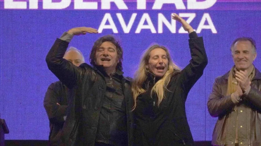 Javier Milei agradeció a Karina en el cierre de campaña en Moreno. Javier Milei agradeció a Karina en el cierre de campaña en Moreno.