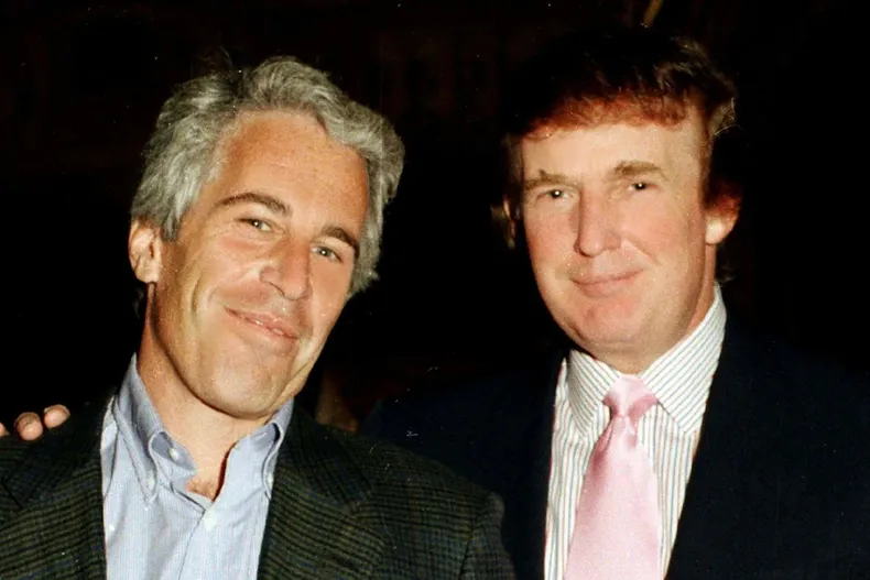 Donald Trump junto a Jeffrey Epstein, empresario acusado de liderar una red de tráfico sexual y que falleció en prisión en 2019. Donald Trump junto a Jeffrey Epstein, empresario acusado de liderar una red de tráfico sexual y que falleció en prisión en 2019.