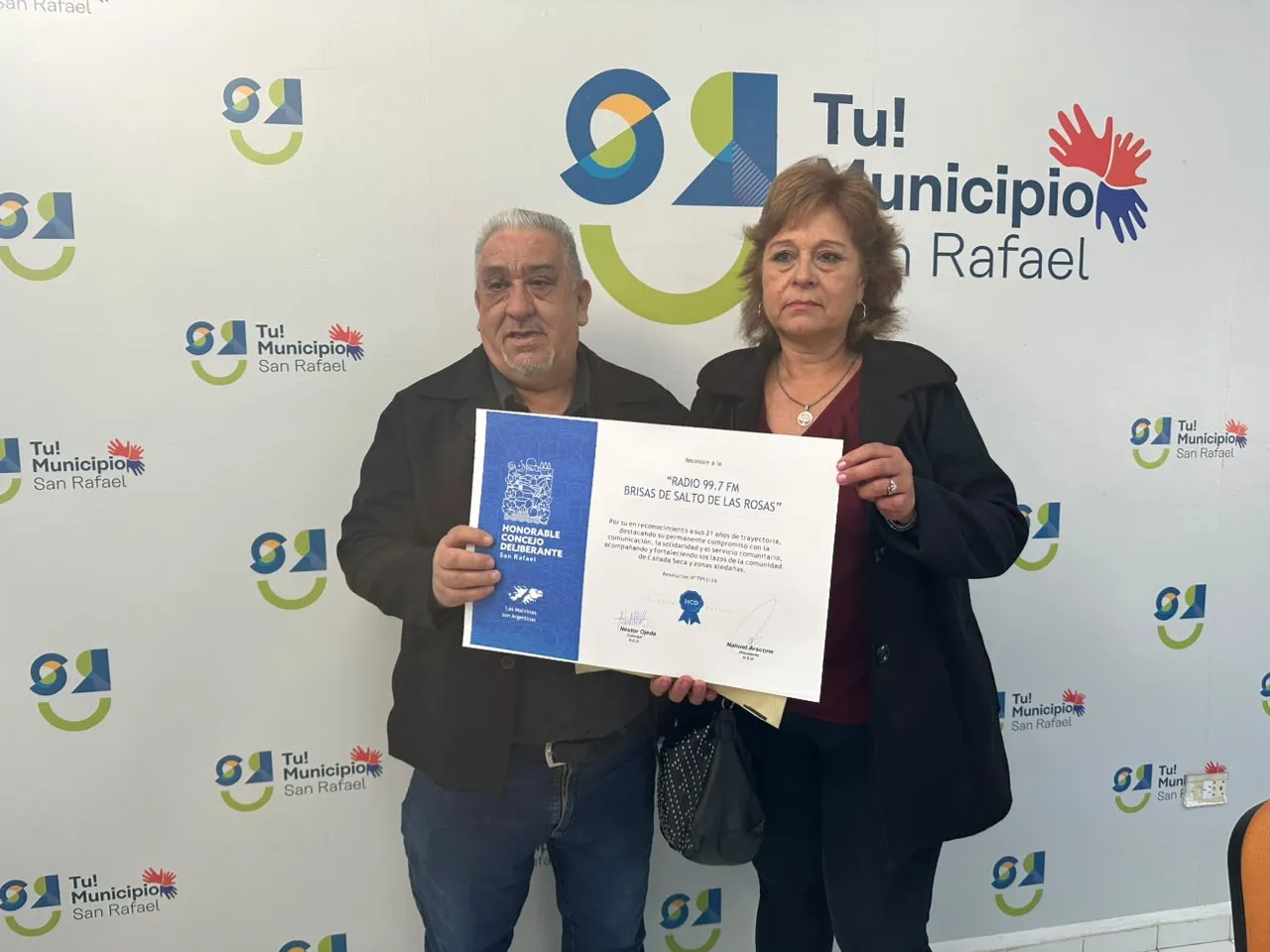 Jorge Salcedo recibió el reconocimiento por los 21 años de trayectoria de FM Brisas 99.7. Jorge Salcedo recibió el reconocimiento por los 21 años de trayectoria de FM Brisas 99.7.