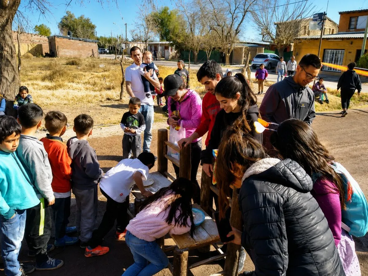 La colecta busca reunir juguetes y alimentos para 20 niños de Las Paredes.