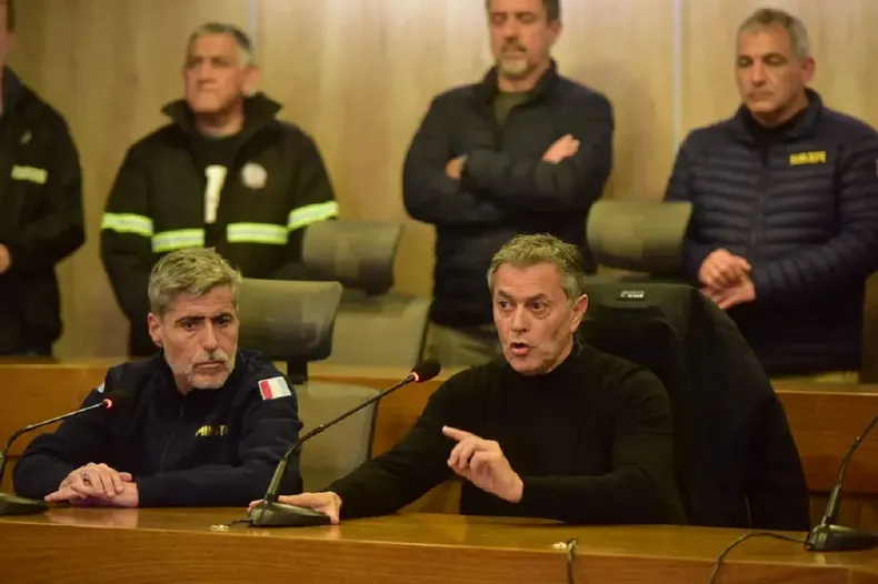 El fiscal Raúl Garzón y el ministro de Seguridad Juan Pablo Quinteros quedaron bajo fuertes cuestionamientos tras el femicidio de Agostina Vega, mientras crecen los pedidos de jury y de apartamiento de sus cargos. El fiscal Raúl Garzón y el ministro de Seguridad Juan Pablo Quinteros quedaron bajo fuertes cuestionamientos tras el femicidio de Agostina Vega, mientras crecen los pedidos de jury y de apartamiento de sus cargos.
