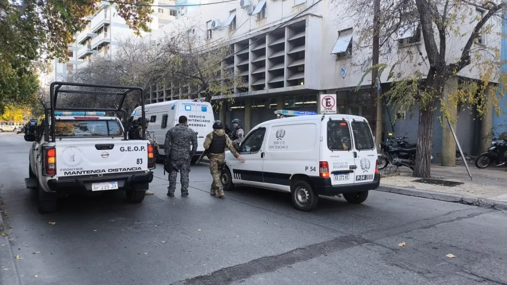 El operativo incluyó un fuerte despliegue policial en el microcentro.
