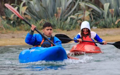 El frío no frenó la aventura: exitosa jornada de kayak y rafting en la laguna del Parque Mariano Moreno