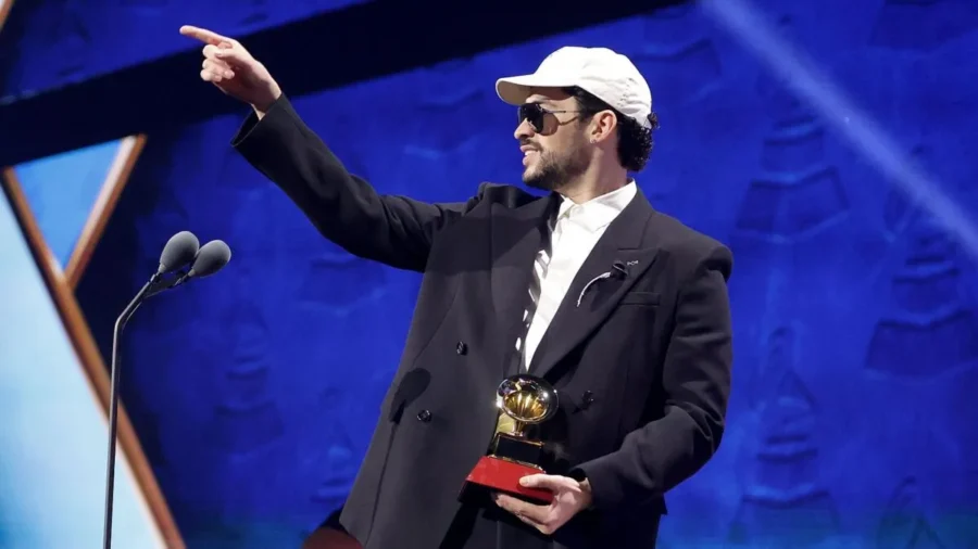 Bad Bunny se llevó cinco premios y coronó la velada con el Álbum del Año gracias a Debí Tirar Más Fotos.