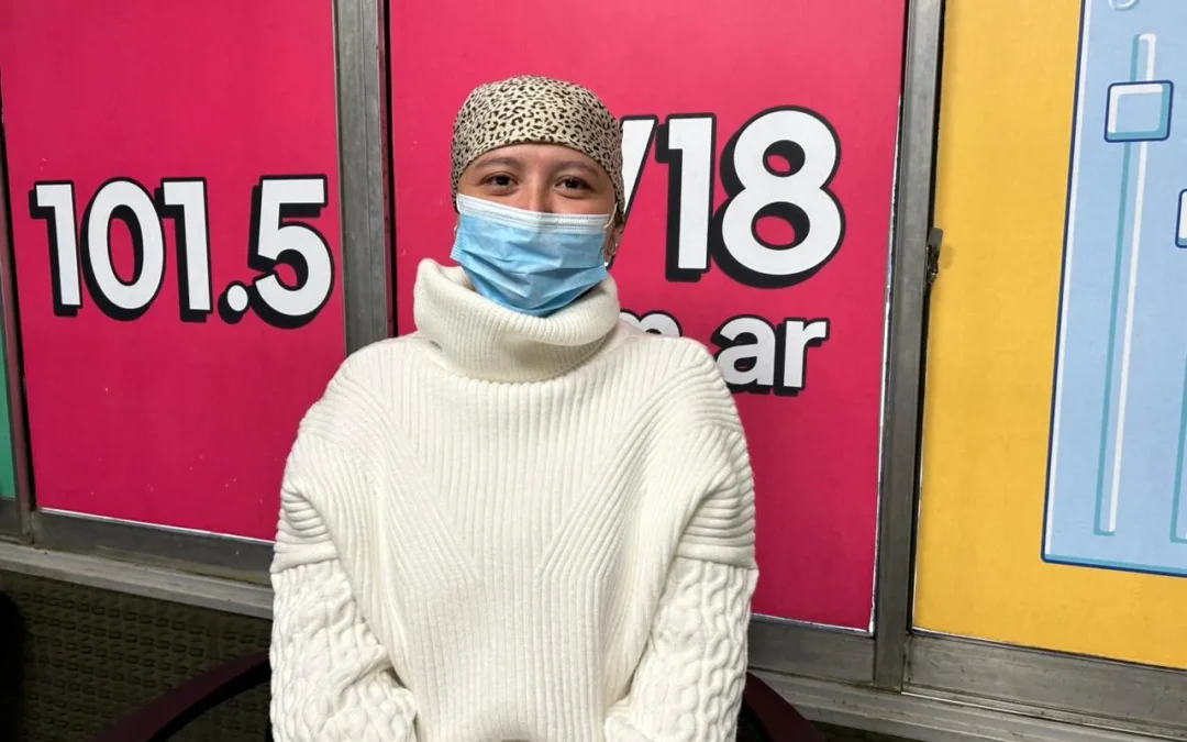 Tiene 30 años, cáncer de mama y rifa su moto para pagar el tratamiento: la historia que conmueve al país