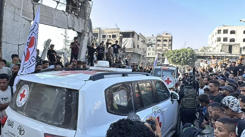 Agentes de la Cruz Roja escoltan a los rehenes liberados en un convoy dentro de la Franja de Gaza. Agentes de la Cruz Roja escoltan a los rehenes liberados en un convoy dentro de la Franja de Gaza.