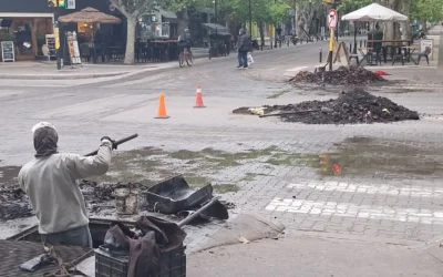 Ante las fuertes lluvias, el Municipio refuerza la limpieza de acequias en el centro de San Rafael