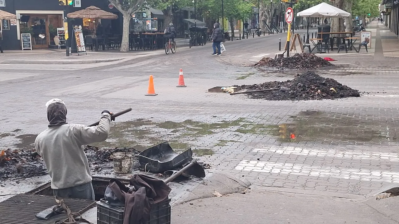 Las cuadrillas municipales retiran residuos y sedimentos para mejorar el escurrimiento del agua. Las cuadrillas municipales retiran residuos y sedimentos para mejorar el escurrimiento del agua.