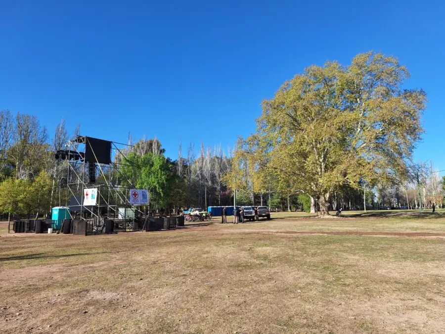 Compromiso con los vecinos: intenso operativo de limpieza tras la primavera en el parque