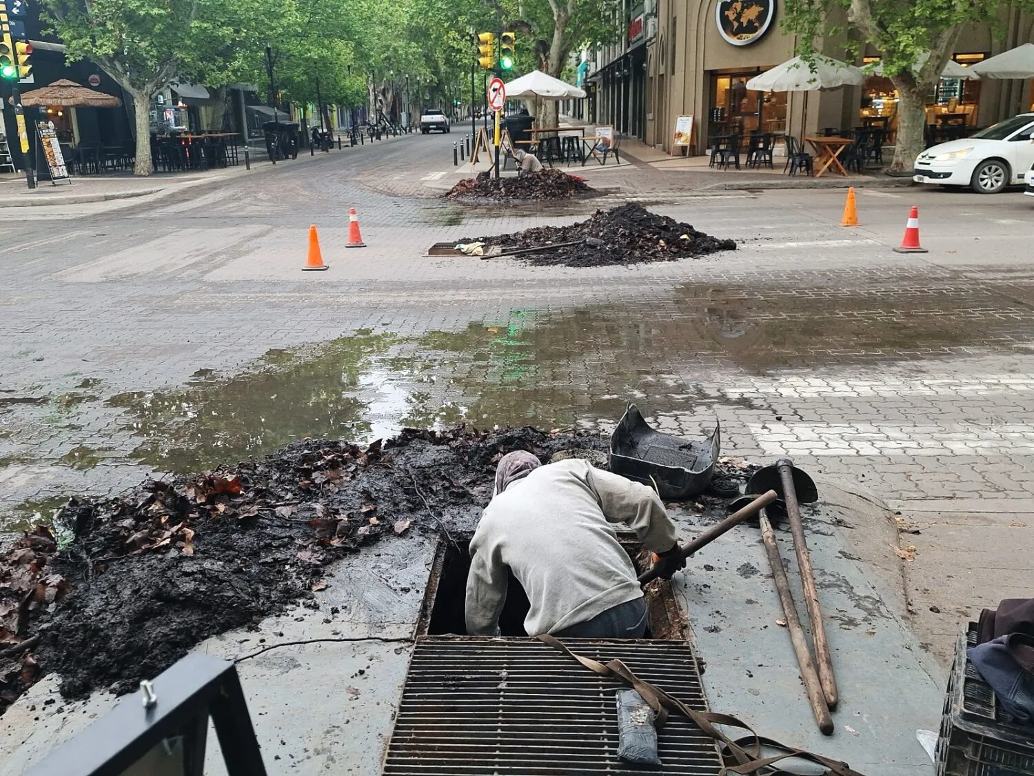 La limpieza de puentes cruzacalles busca facilitar el escurrimiento del agua durante las precipitaciones.