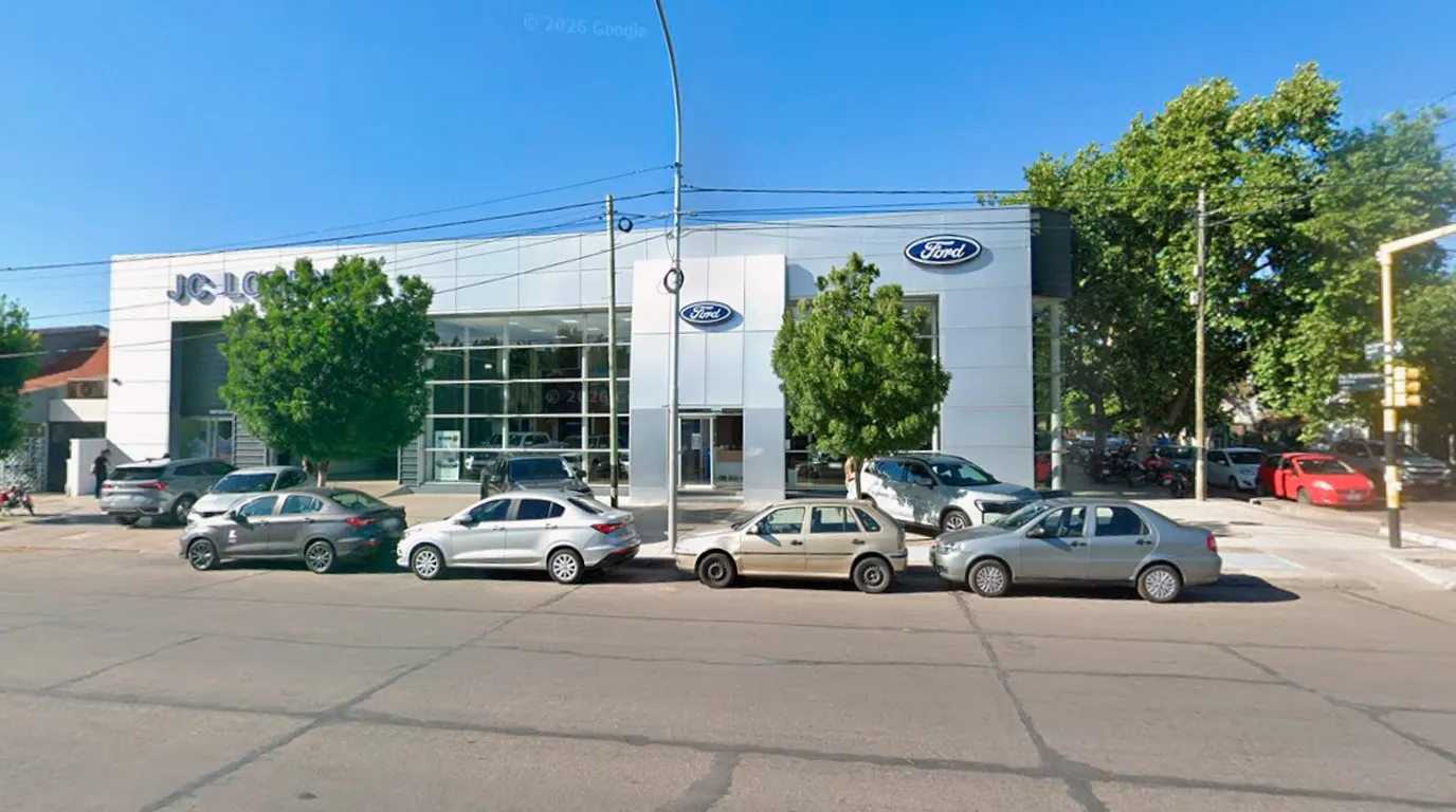 El edificio de Lorenzo Automotores fue escenario de un importante operativo policial. El edificio de Lorenzo Automotores fue escenario de un importante operativo policial.