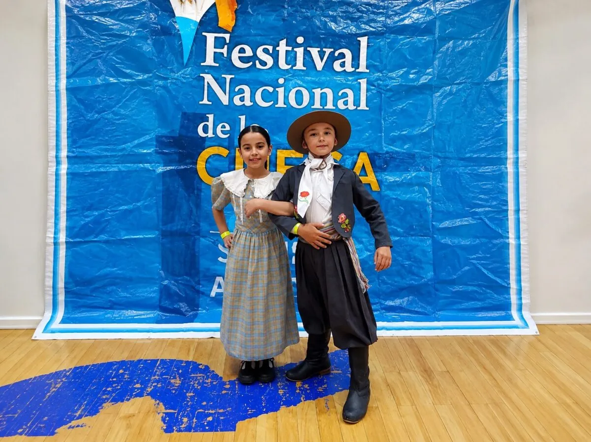 Juliana Martínez y Álvaro Mir celebraron el título nacional obtenido en la categoría Infantil del Festival Nacional de la Cueca.