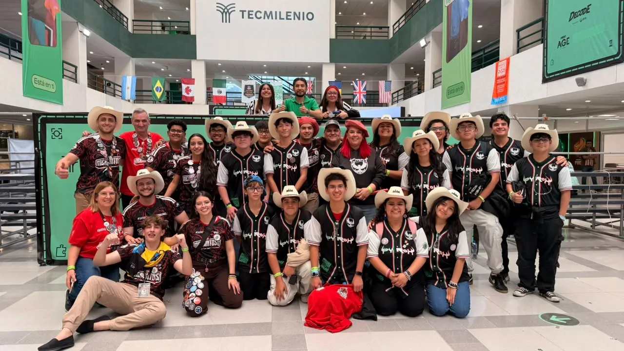 Los Merinitos celebran el segundo puesto obtenido en el Mundial de Robótica de México.