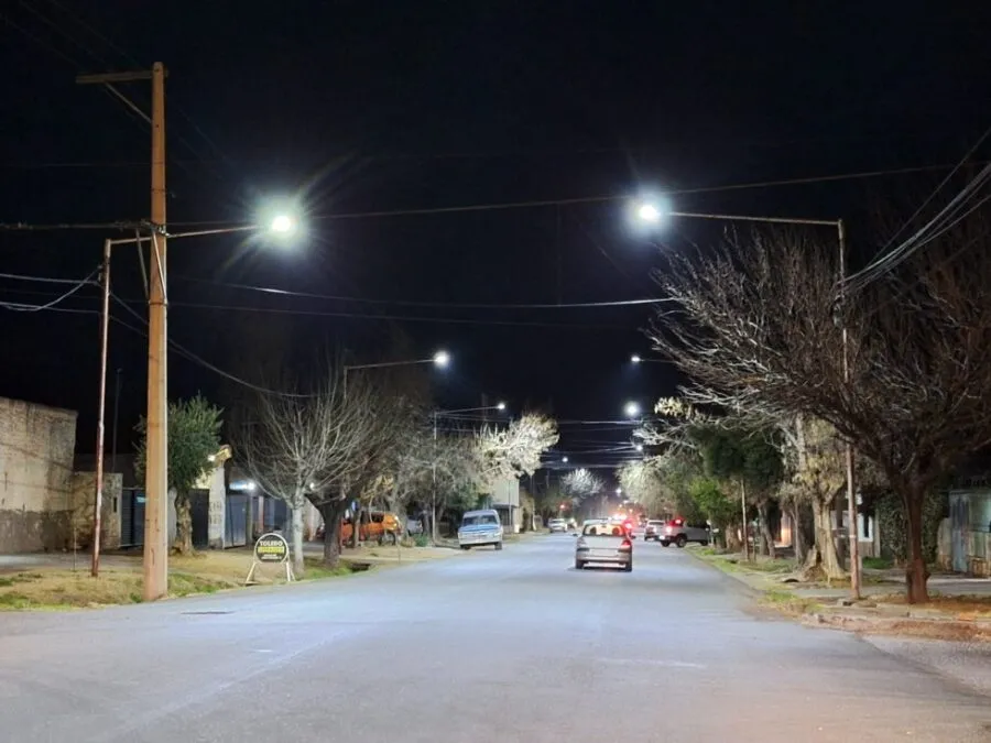 Luces led en el renovado corredor de Comodoro Pi/Urquiza