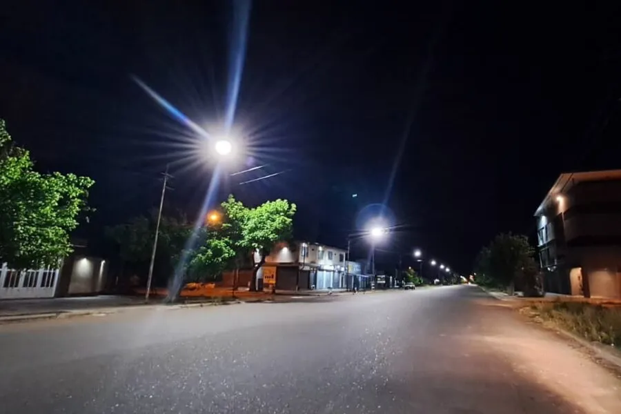 Se instalan nuevas luminarias led en avenida Moreno