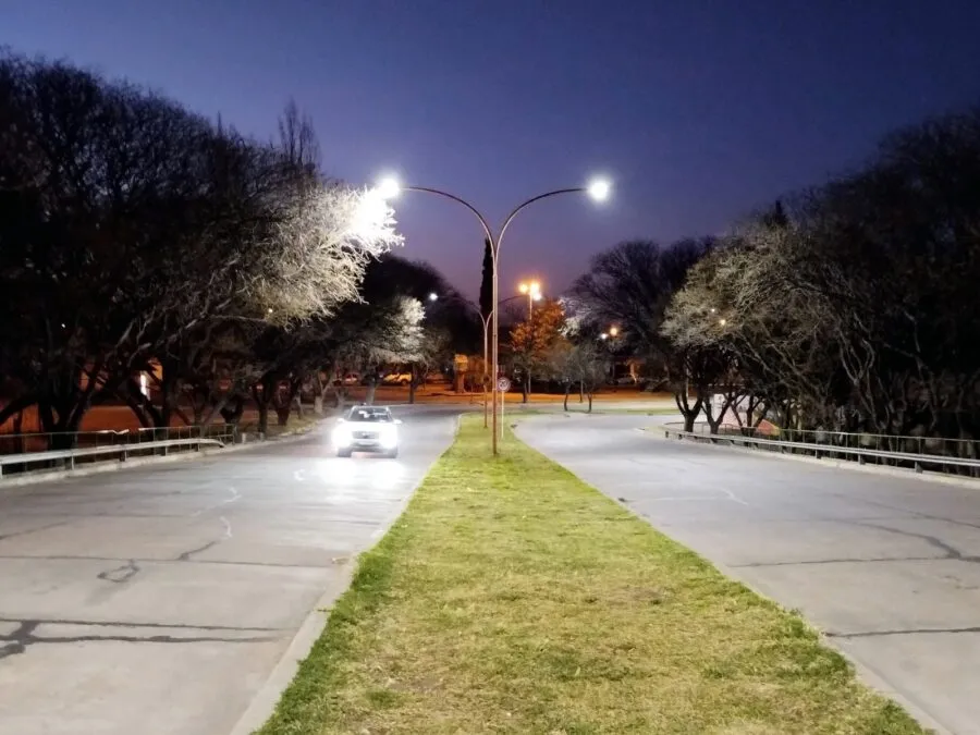 Se colocaron luces led en avenidas del barrio Unimev y zonas aledañas