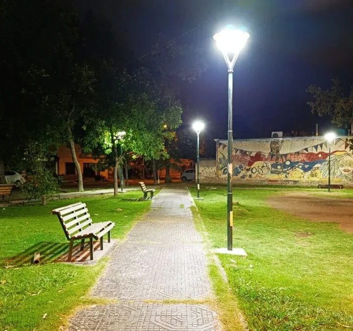 Con más de 30 nuevos equipos, el Municipio dotó de iluminación led a la plaza Bufano