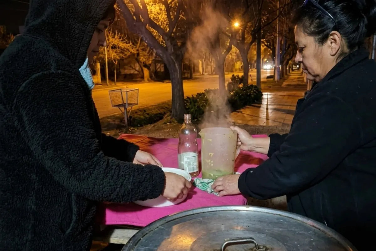 Las familias se inscriben cada tarde y reciben la comida caliente durante la noche. Las familias se inscriben cada tarde y reciben la comida caliente durante la noche.