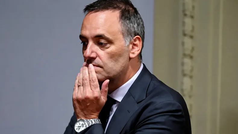 La situación de Manuel Adorni genera un fuerte debate político.
