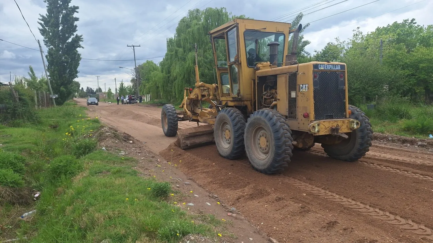 Una motoniveladora trabaja en la calzada para emparejar el terreno y preparar el sector para las mejoras.