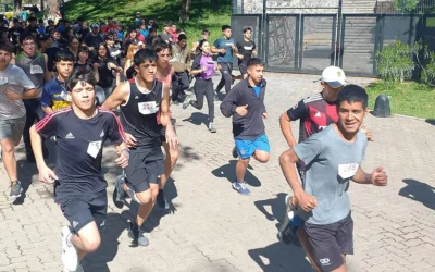 Sin patio para hacer gimnasia: la lección de solidaridad de una escuela de San Rafael que moviliza a cientos de chicos