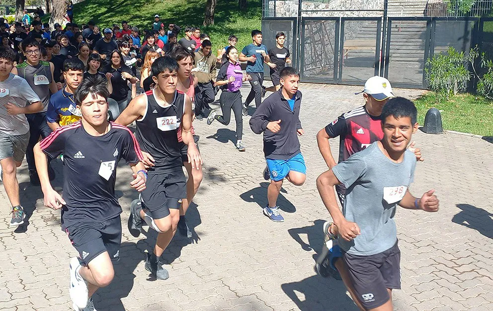 Alumnos de escuelas primarias y secundarias listos para el inicio de la Maratón Solidaria Corre para Ayudar.