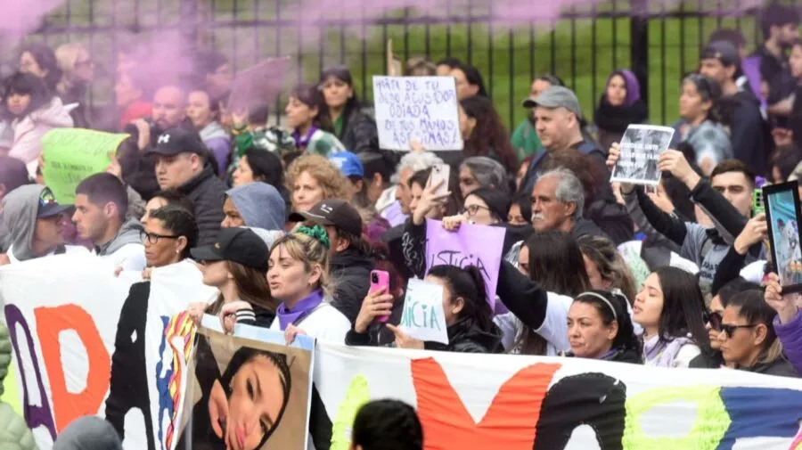 Marcha de justicia por Brenda del Castillo, Lara Gutiérrez y Morena Verdi en Florencio Varela.