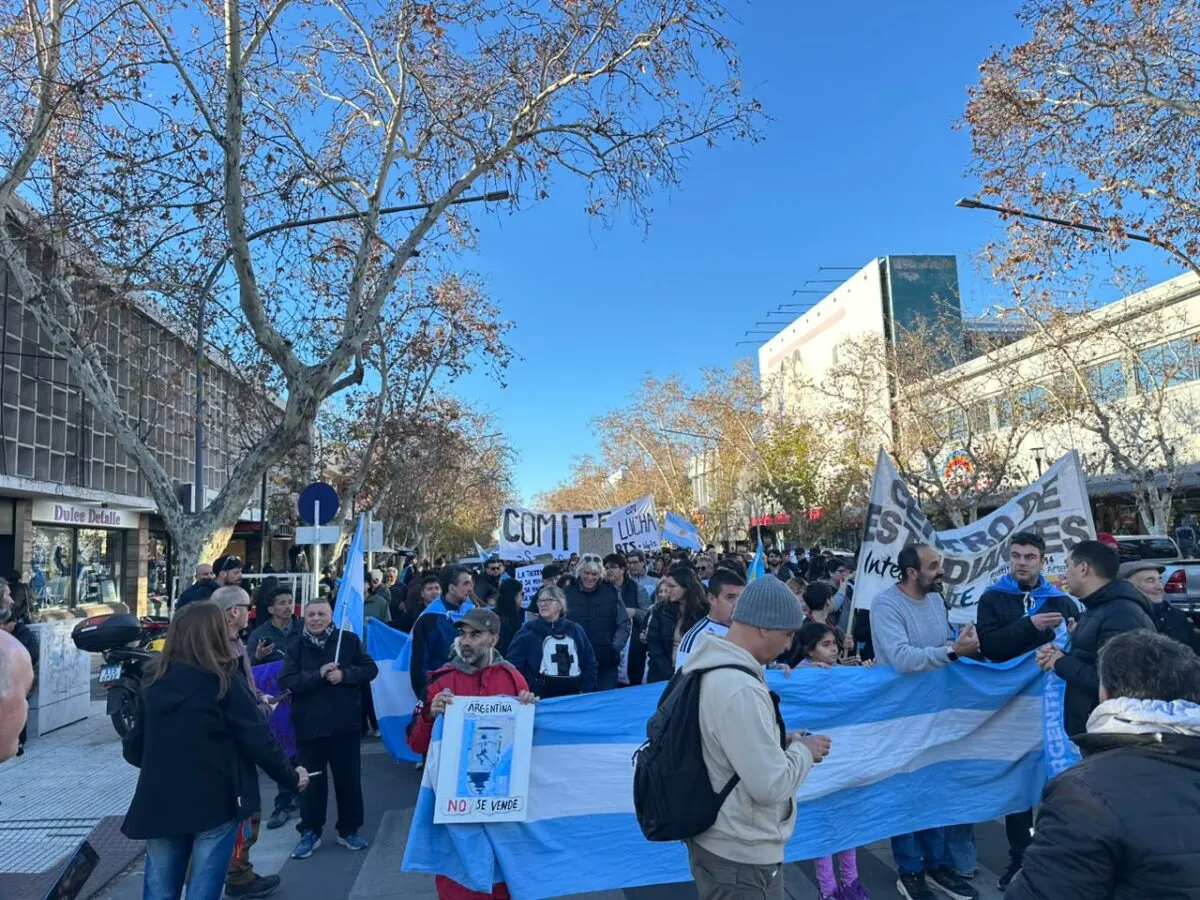 Las banderas argentinas fueron protagonistas durante la movilización en el Kilómetro Cero.