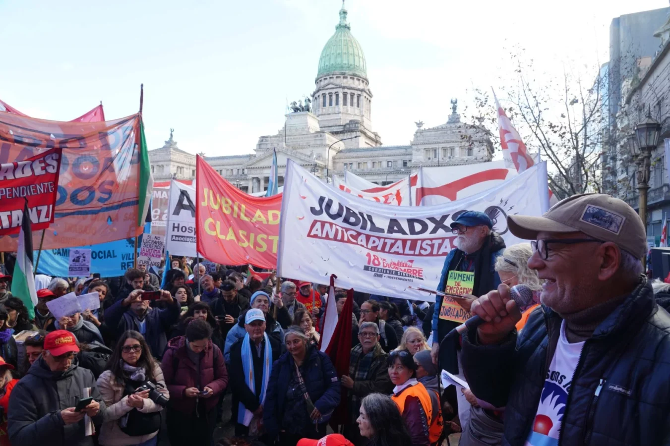 Uno de los principales reclamos fue el aumento de las jubilaciones y el acceso a medicamentos gratuitos.