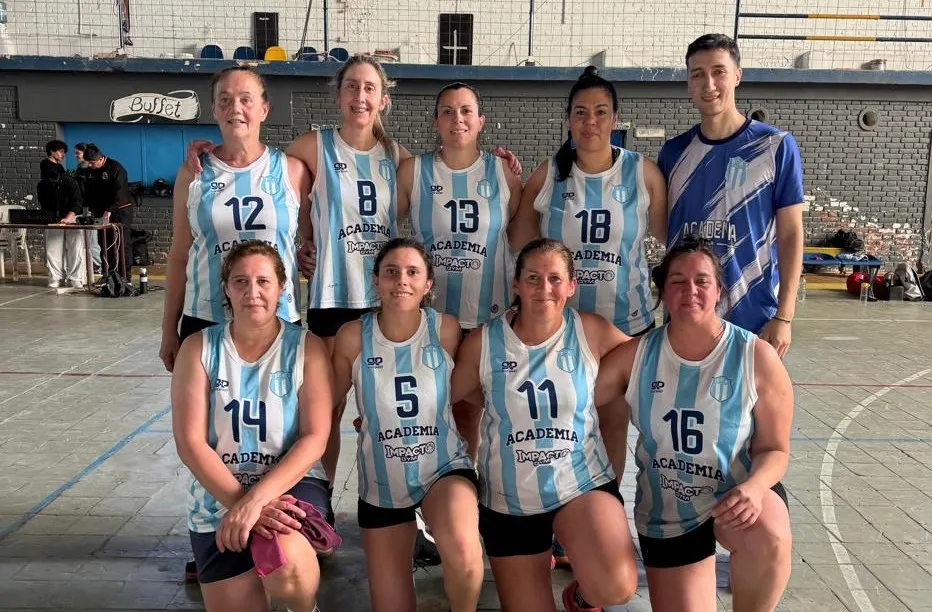 La tabla del maxibásquet femenino tiene a Academia como líder y a Pedal como su principal perseguidor. La tabla del maxibásquet femenino tiene a Academia como líder y a Pedal como su principal perseguidor.