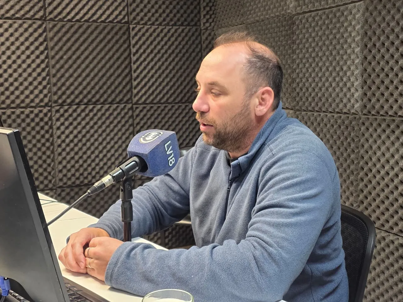 Maximiliano Llorens, transportista especializado en discapacidad, durante su entrevista en LV18, donde alertó sobre la situación de los prestadores.
