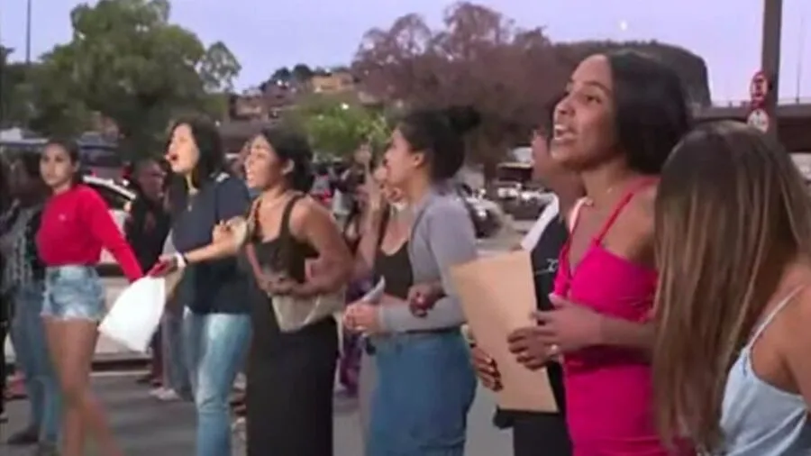 Mujeres frente a la morgue judicial de Río de Janeiro exigen la entrega de los cuerpos de sus familiares asesinados en el megaoperativo narco.