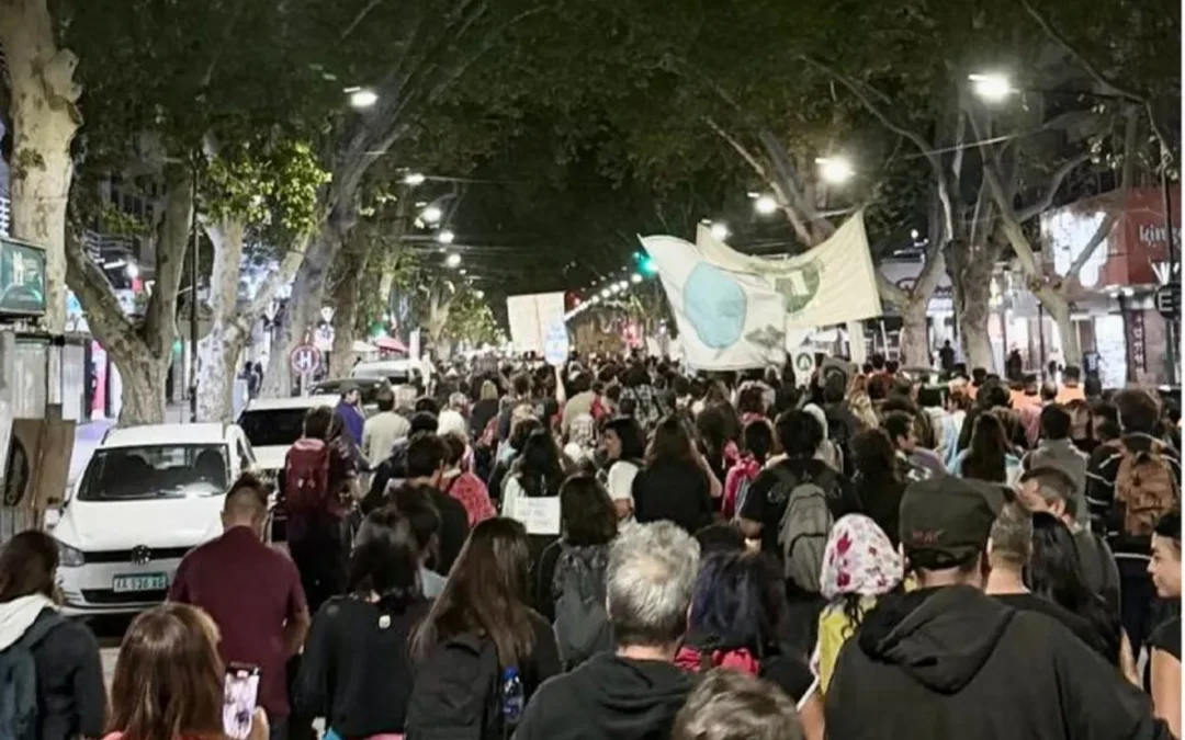 Represión y detenciones: al menos 8 arrestados en Mendoza durante protesta por la Ley de Glaciares