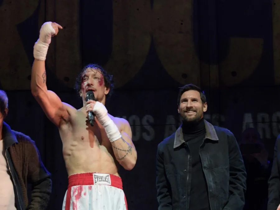 Messi fue al teatro a ver la obra “Rocky” de Nico Vázquez y revolucionó la calle Corrientes